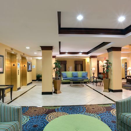 Holiday Inn Express Tower Center New Brunswick By Ihg Іст-Брансвік Екстер'єр фото
