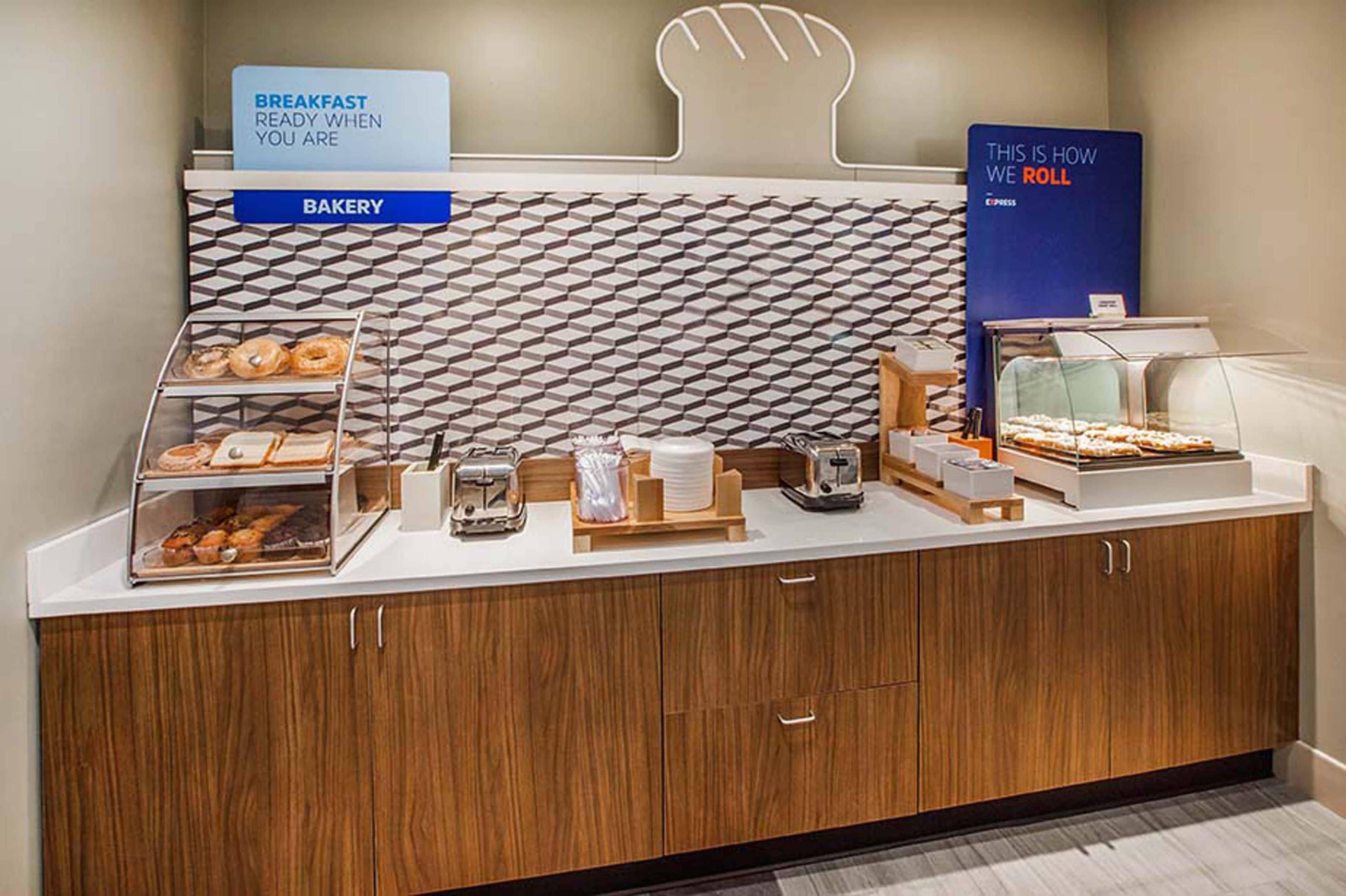 Holiday Inn Express Tower Center New Brunswick By Ihg Іст-Брансвік Екстер'єр фото