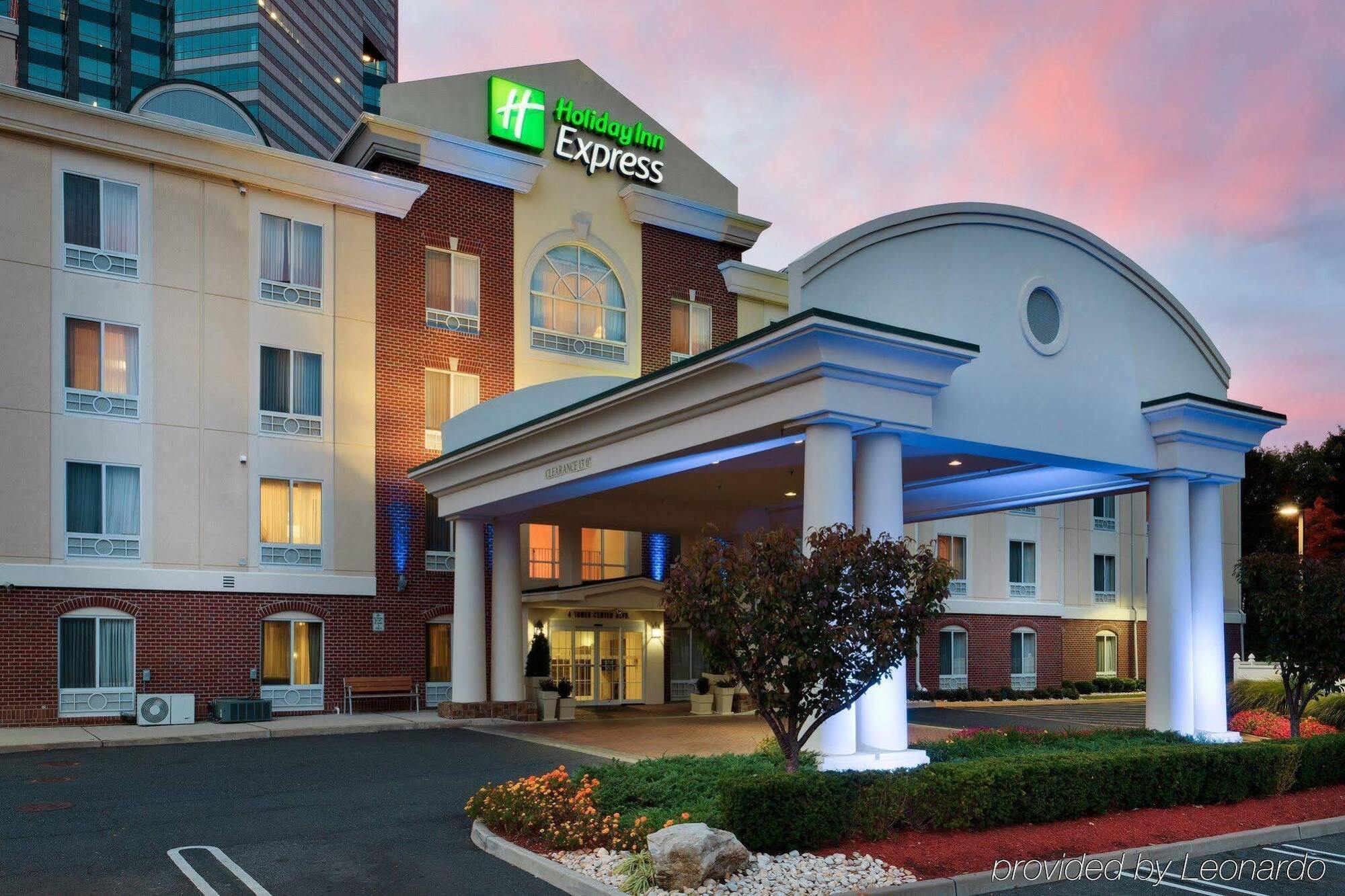 Holiday Inn Express Tower Center New Brunswick By Ihg Іст-Брансвік Екстер'єр фото
