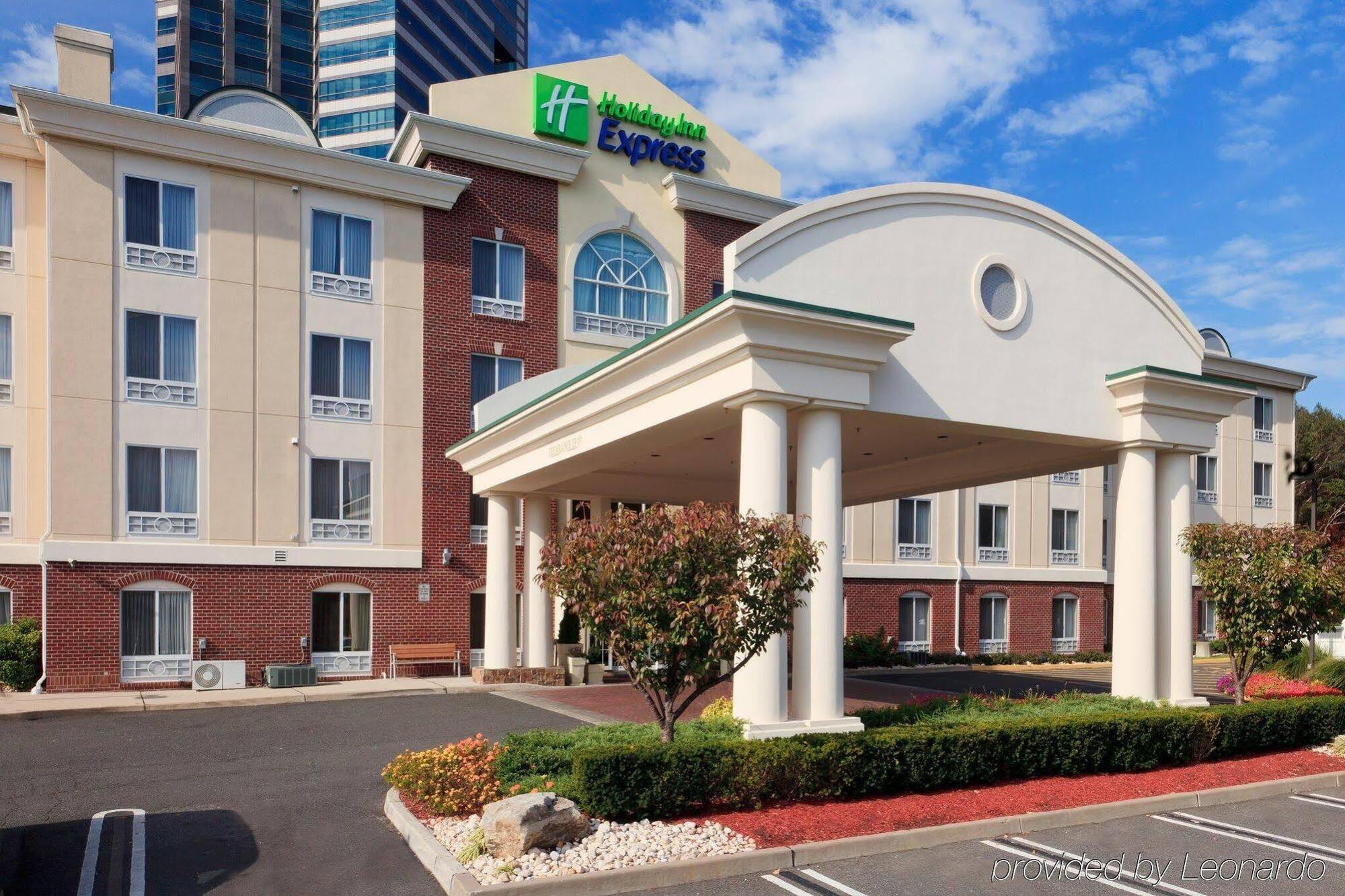 Holiday Inn Express Tower Center New Brunswick By Ihg Іст-Брансвік Екстер'єр фото